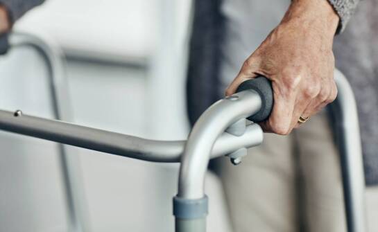 Zalety wynajmu balkonika dla osób z ograniczoną mobilnością.