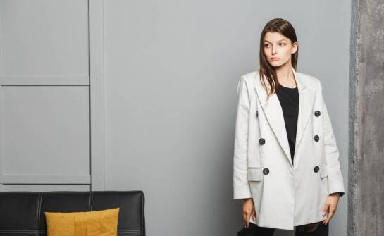 Różnorodność stylizacji z wełnianym szarym płaszczem – inspiracje modowe