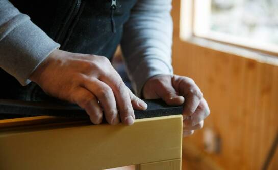 Jakie są najważniejsze kryteria wyboru samoprzylepnego papieru ściernego dla przemysłu?