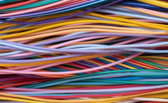 Wpływ rzepowych opasek z logo na efektywność zarządzania kablami