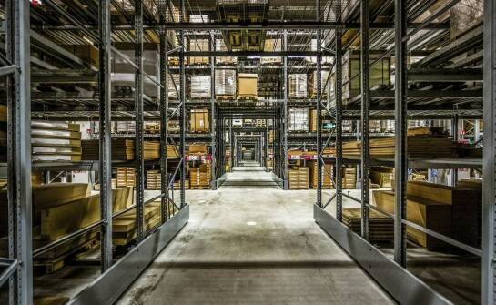 Jednostronne drabiny w magazynach – optymalizacja przestrzeni i efektywności