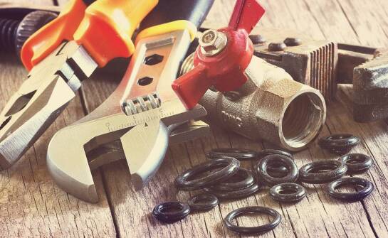 Jakie korzyści przynoszą przepływowe korki przy naprawach kanalizacyjnych?