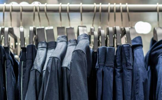 Jakie czynniki wpływają na trwałość roboczych kompletów ubrań?