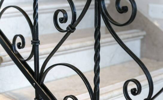 Jak drewniana balustrada na schody może stać się centralnym punktem wnętrza?