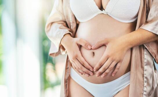 Jak uchwycić naturalność i emocje podczas ciążowej sesji?