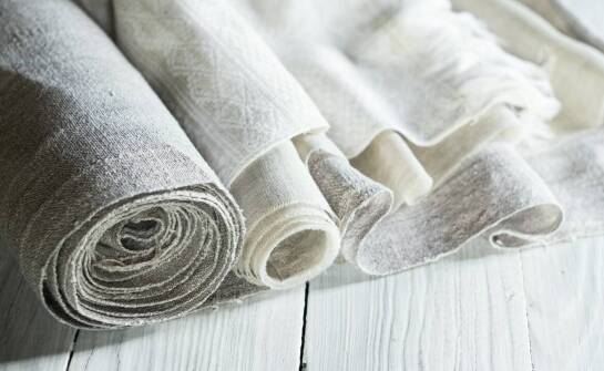 Dlaczego tkaniny lniane to doskonały wybór na modowe dodatki?