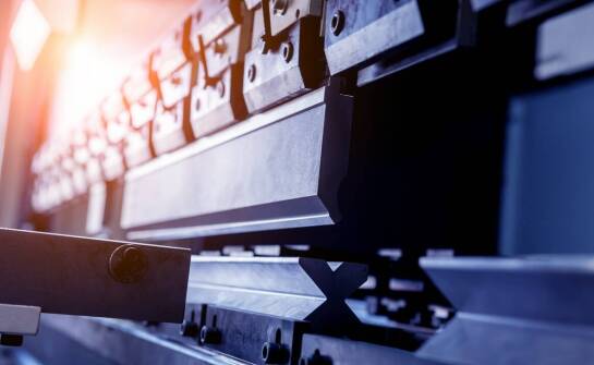 Jak montaż pras przyczynia się do redukcji operacyjnych kosztów?