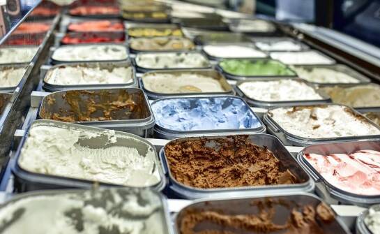 Jak chłodzone zbiorniki do mieszanki lodowej wpływają na jakość tradycyjnych lodów?