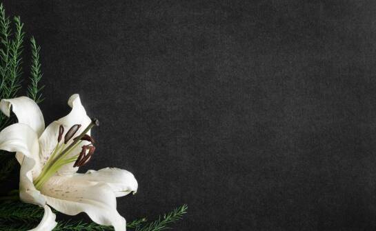 Jak wybrać pogrzebowe wieńce, które oddadzą hołd zmarłemu?