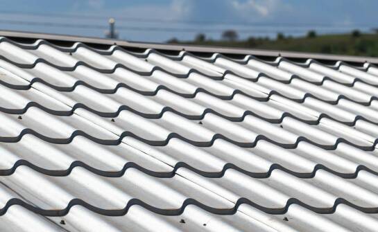 Porównanie materiałów stosowanych w konstrukcjach ochronnych zadaszeń