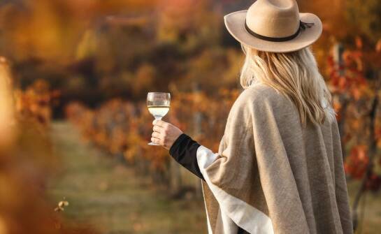 Damskie narzutki – modne rozwiązania na chłodniejsze dni