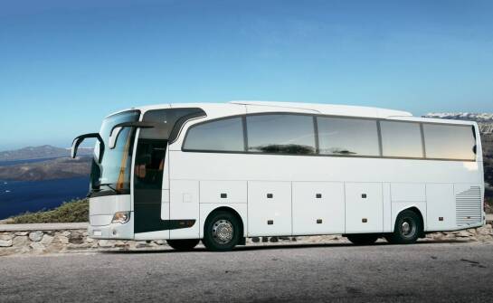 Jakie są opcje oszczędności przy wynajmie busa dla grupy 30-osobowej?