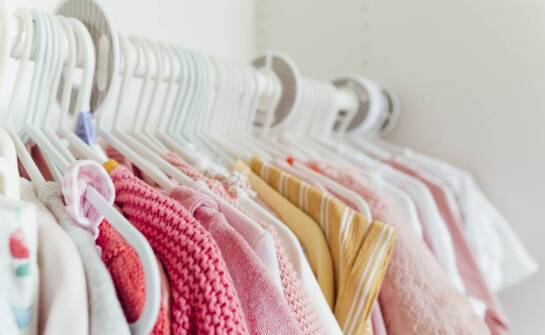 Jakie kolory podkoszulków na szerokich ramiączkach są teraz modne?