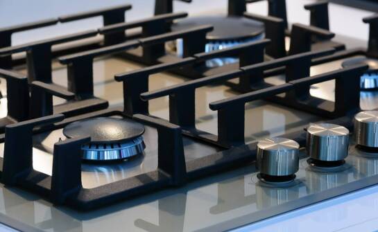 Jakie technologiczne innowacje czekają na użytkowników okapów do zabudowy?