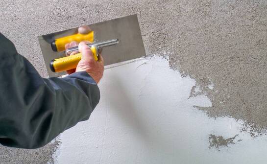 Jakie są różnice między gipsowymi tynkami a cementowo-wapiennymi?