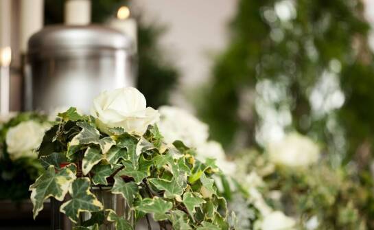 Wybór odpowiednich wieńców i stroików do ceremonii kremacyjnej