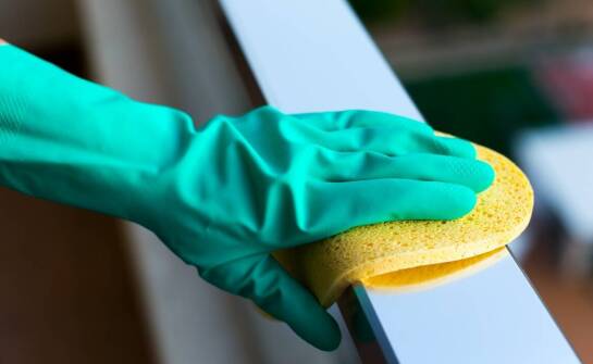 Profesjonalne pranie rzymskich rolet – kiedy jest konieczne?