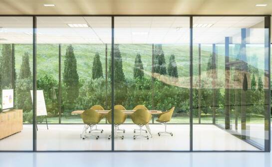 Jak szklane systemy wspierają wellbeing w środowisku pracy?