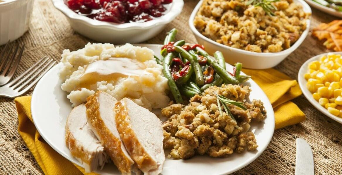 Sztuka serwowania świątecznych potraw – jak nasz catering na święta spełnia oczekiwania gości?