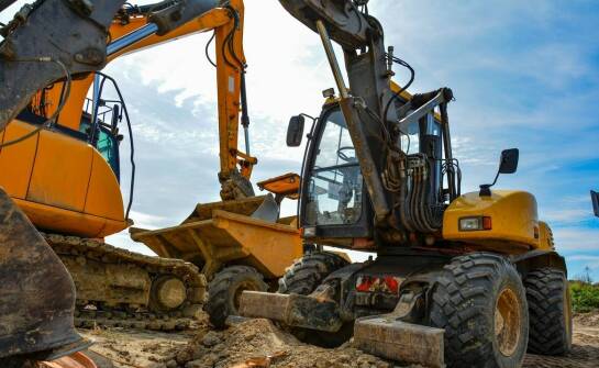 Leasing koparko-ładowarki a efektywność pracy zespołu budowlanego