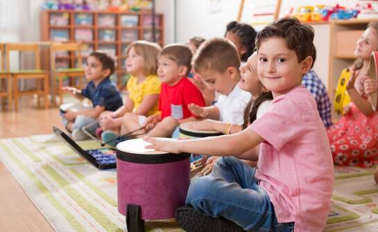 Jak śpiew i rytmika pomagają w nauce języka angielskiego dla przedszkolaków?