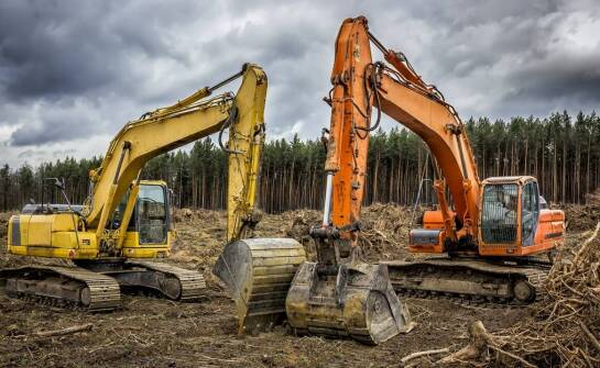 Karczowanie pni drzew a przygotowanie terenu pod instalacje przemysłowe