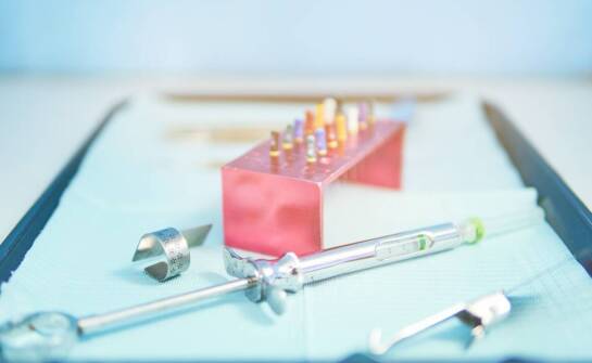 Implantologia premium – co wyróżnia nowoczesne zębowe implanty?