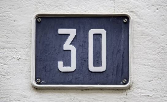 Elegancja i funkcjonalność: zalety grafitowych liter na domu