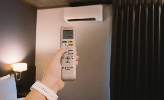 Zalety pobytu w klimatyzowanych pokojach w trakcie upalnych dni