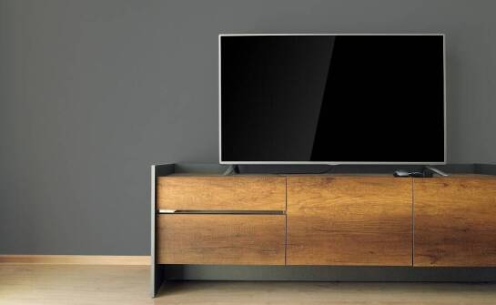 Jakie innowacyjne rozwiązania znajdziemy w szafkach z szufladami RTV?