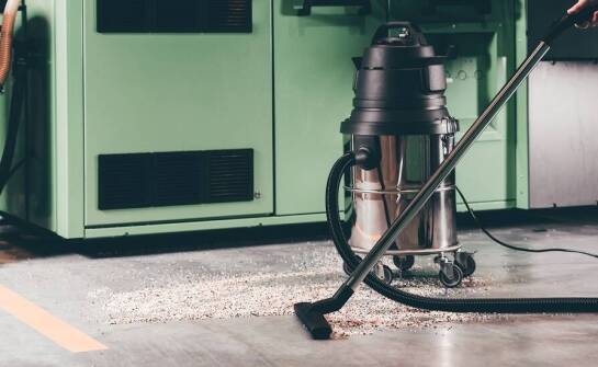 Wybór warsztatowego odkurzacza: na co zwrócić uwagę przed zakupem?