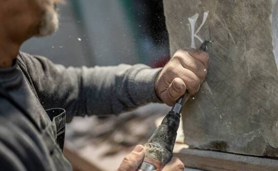 Ręczne rzeźbienie a trwałość i estetyka granitowych nagrobków