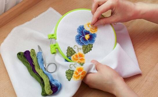 Jakie materiały są najczęściej używane w zestawach do haftowania?