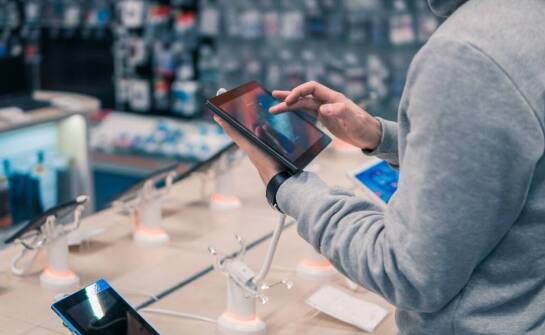 Sprzedaż detaliczna telekomunikacyjnego sprzętu – co warto wiedzieć przed zakupem?