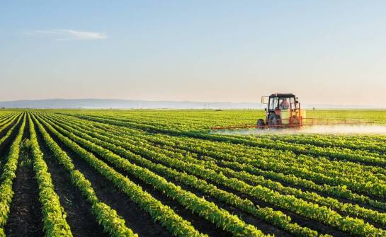 Rola technologii GPS w zwiększeniu precyzji pracy polowych opryskiwaczy