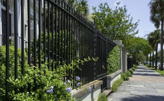 Jak wybrać odpowiednie ogrodzenie do komercyjnych przestrzeni?