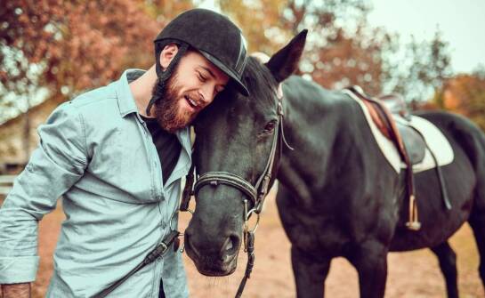 Jak prawidłowo dbać o jeździecki kask, aby zapewniał bezpieczeństwo na lata?