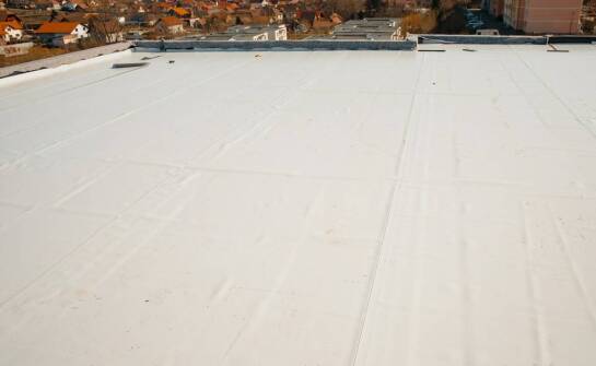 Nowoczesne dachowe folie – jakie są ich zalety i zastosowania?