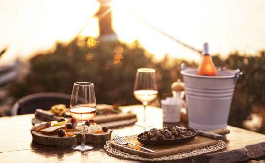 Wieczorne rejsy po Wiśle: jak smakują przysmaki śródziemnomorskie?