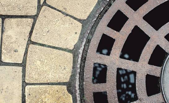 Jakie betonowe elementy dekoracyjne można zintegrować w projektach z kostki brukowej?