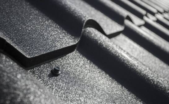 Wpływ stalowych i aluminiowych blach na wytrzymałość dachu