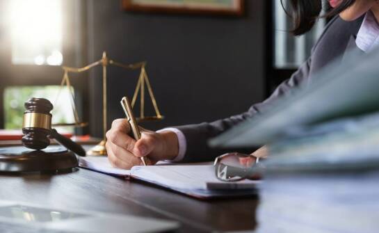 Prawo cywilne: Jak skutecznie dochodzić roszczeń z umów przy pomocy prawnika?