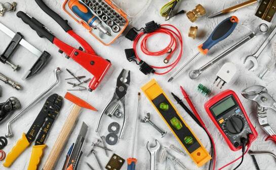 Wybór odpowiednich ręcznych narzędzi – co oferuje rynek BHP?