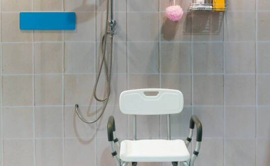 Czy warto inwestować w specjalistyczne brodziki dla osób niepełnosprawnych i starszych?