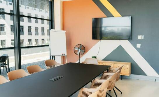 Jak zaaranżować przestrzeń z stojącymi balonami na konferencjach?