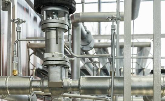 Jak gumowe kolana wpływają na wydajność systemów rurociągowych?