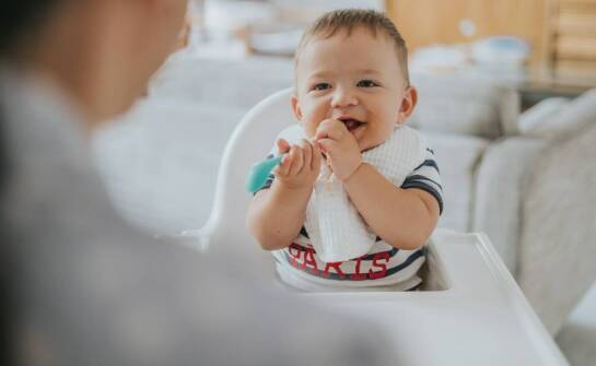 Jakie są zalety korzystania z krzesełka do karmienia Espiro podczas posiłków?