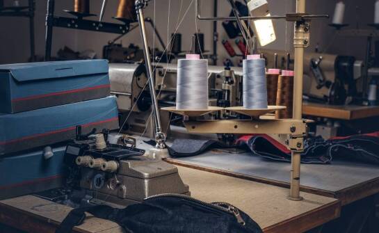 Jak zorganizować pracownię krawiecką z wykorzystaniem urządzeń marki Minerva?