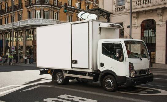 Jakie innowacyjne rozwiązania zmniejszają koszty reklamy mobilnej na pojazdach?