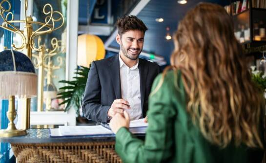 Jakie dodatkowe usługi oferuje hostel apart swoim gościom?